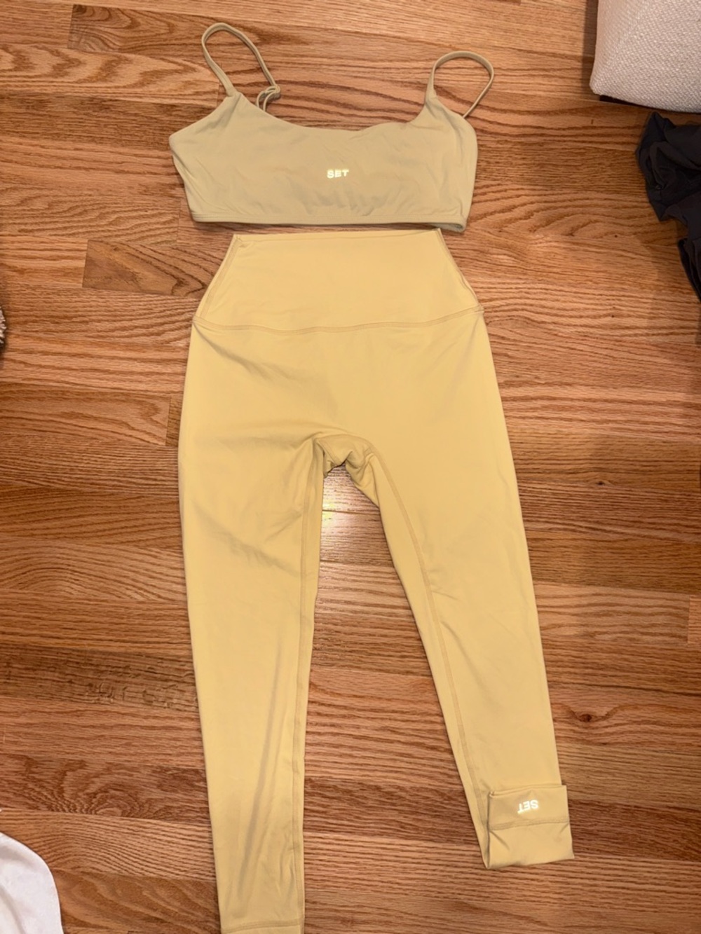 Set Active Butter Yellow High-Waist Leggings with Matching Bra